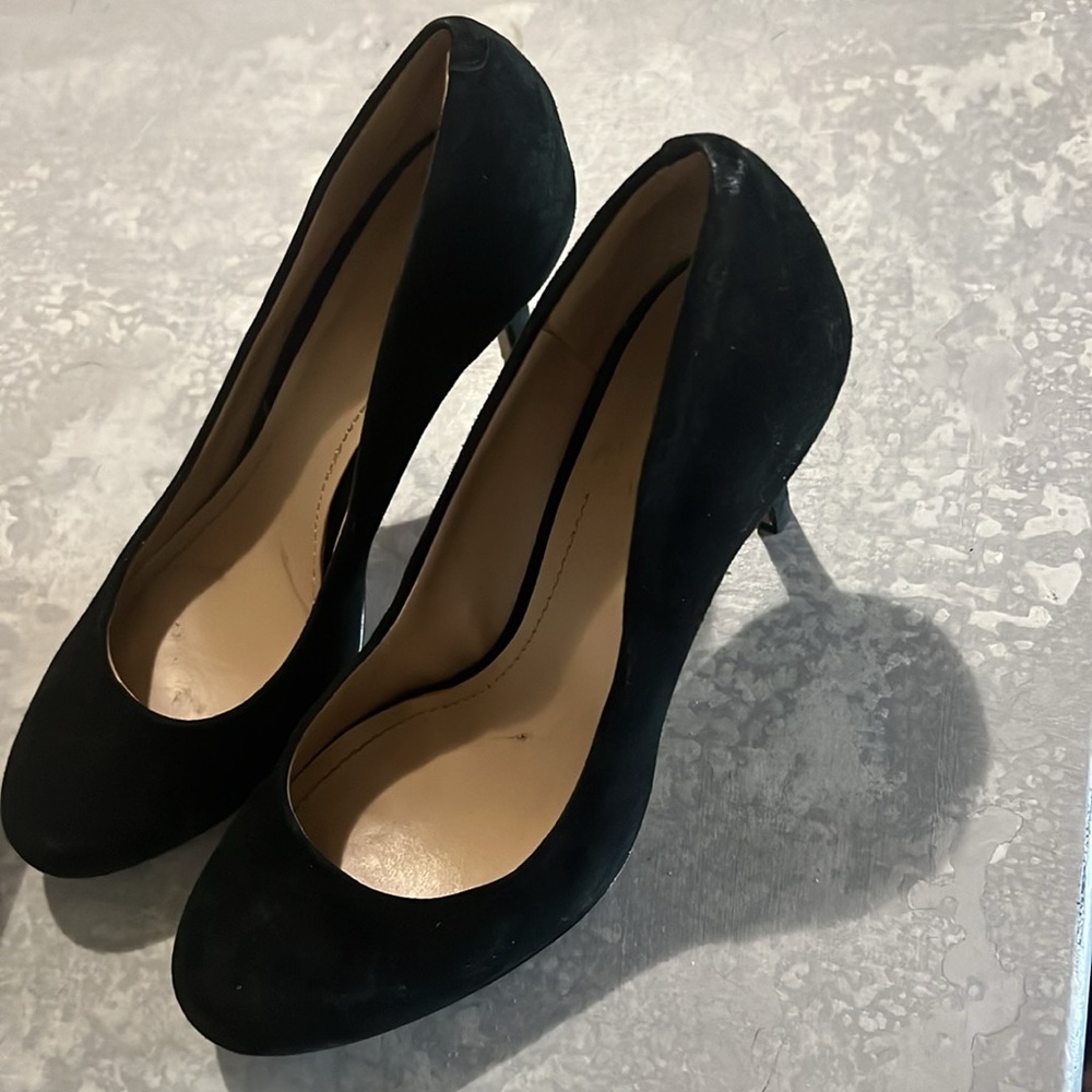 Vince Camuto size 6 velvet heel black